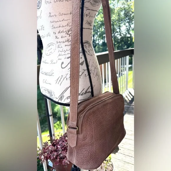 Vintage/Rare Coach Nubuck Leather Bag
Style: #494
Soft Taupe
Excellent Condition - Picture 7 of 11